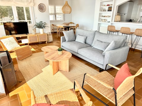 Popular Airbnb listing: Seafront villa with heated pool in Roses