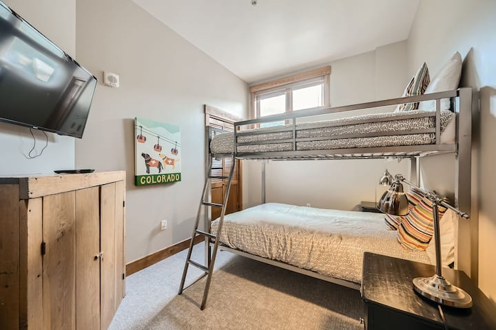 Спалня №4 с двуетажно легло.