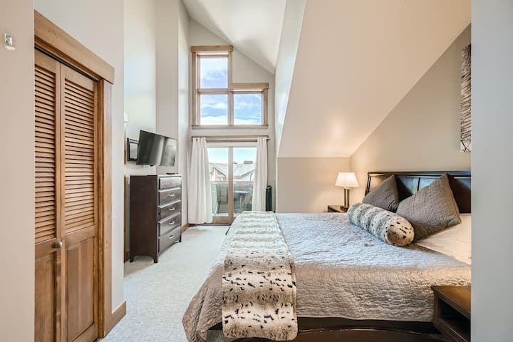 Основна спалня №2 със суперголямо двойно легло, самостоятелен апартамент и общ балкон.