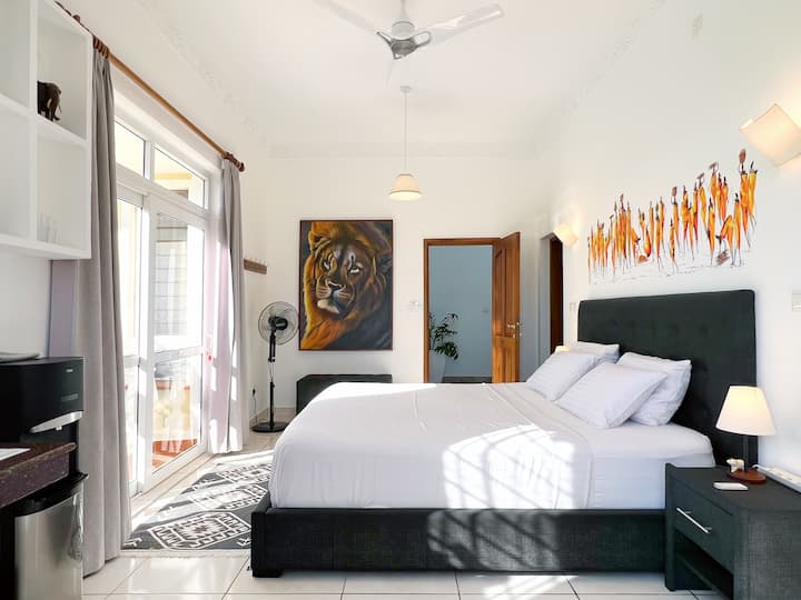 Dhoma e gjumit ka ventilatorë, një gardërobë të integruar dhe tavolina anësore të bukura me sirtarë dhe drita romantike krevati. Kemi një luan të madh këtu për ty në rast se nuk e ke parë ende një të tillë gjatë safarit! 