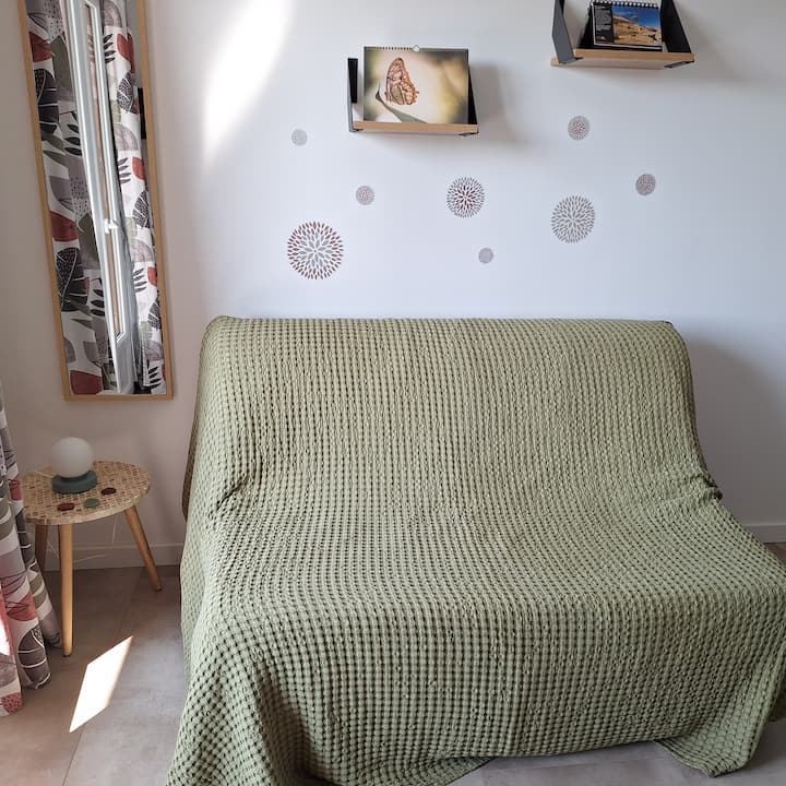 Le canapé BZ et la lampe de chevet tactile.