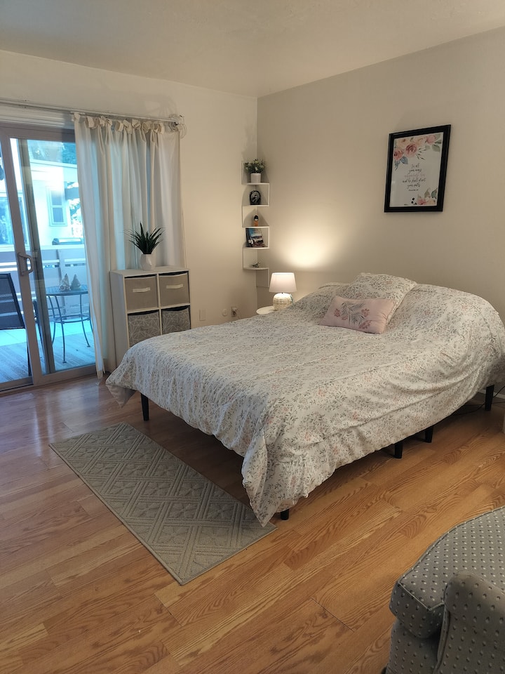 Slaapkamer met queen size bed