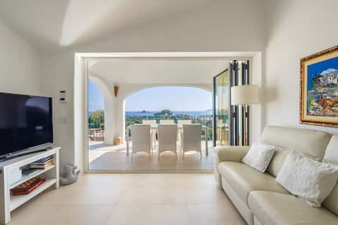 Seaview flat 500m to the beach and port