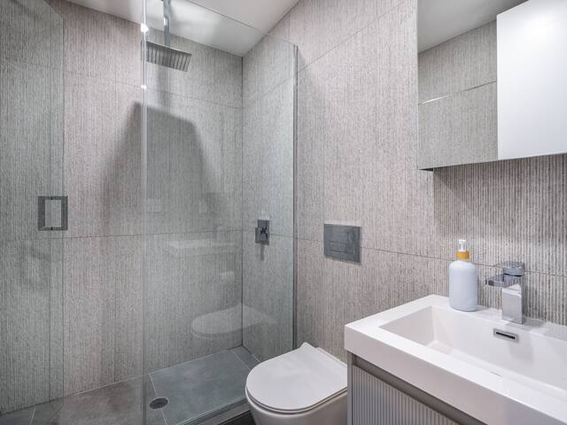 Prime Williamsburg – Block from Bedford “L” Train! gallery image 3