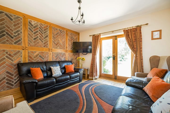 Family & Dog-friendly Curlew Cottage With Hot Tub - Church Stretton