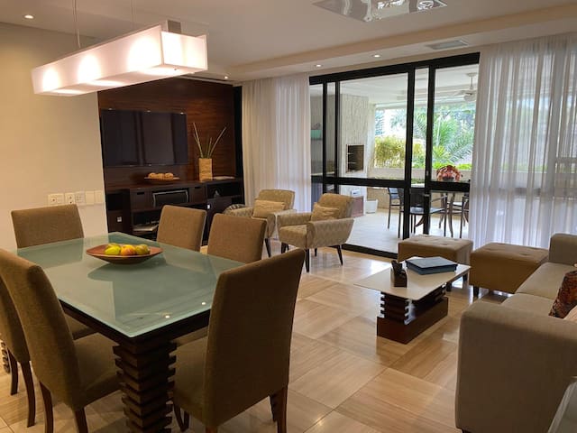 Apartamento na quadra da praia da Barra