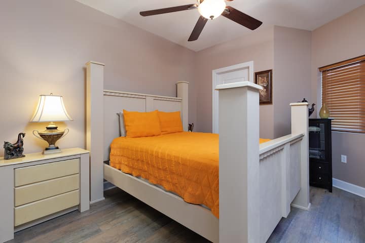 Სასტუმრო საძინებელი კომფორტული საწოლით