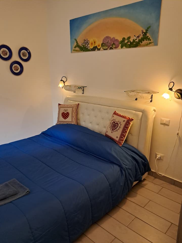 第一间卧室配备双人床