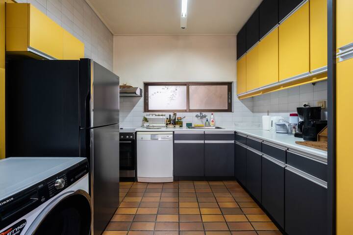 Lycabettus view Vintage penthouse flat in Exarchia gallery image 3