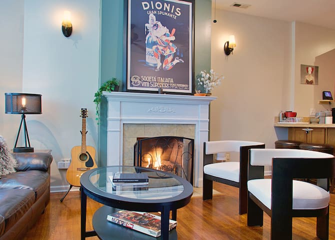 The Banksy-Free Parking-KingBed-Firepit-Rooftop gallery image 4