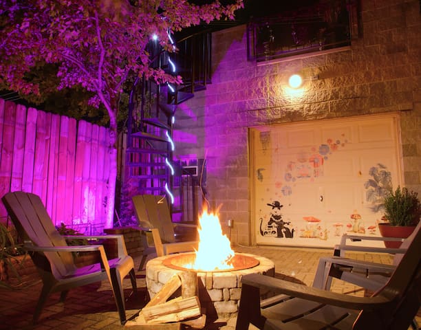 The Banksy-Free Parking-KingBed-Firepit-Rooftop gallery image 3