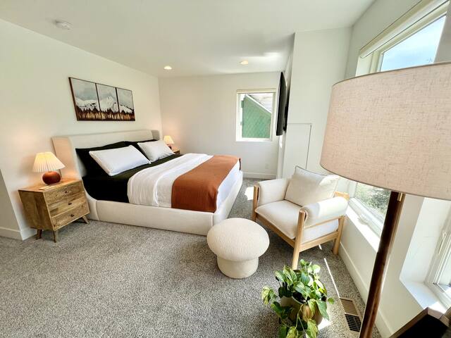 Modern home, walk to City Park, near RiNo+Downtown gallery image 3