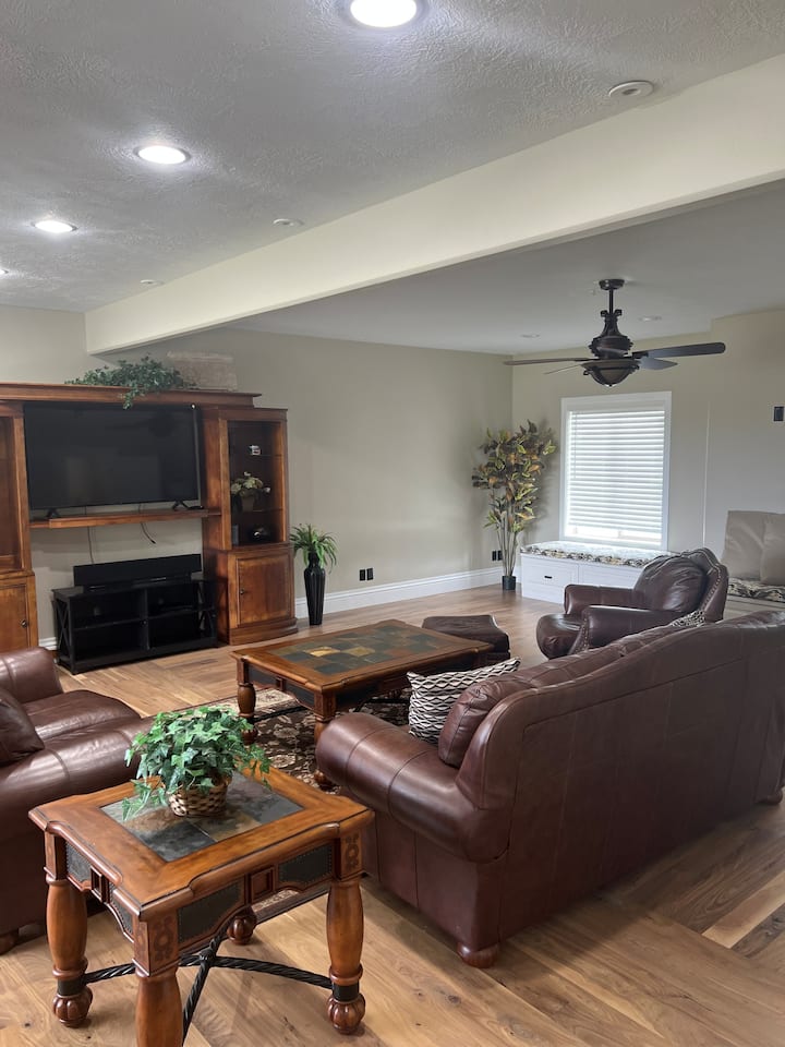 10 Bedroom Luxury Home With Theatre And Game Room - Lehi, UT