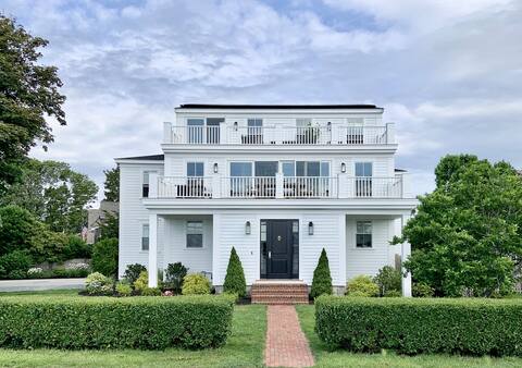 Waterfront Beach House with studio apartment