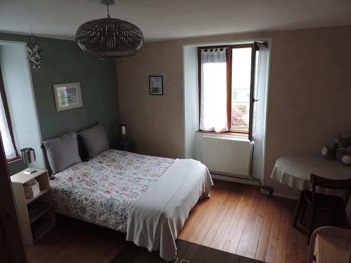 ห้องพักของคุณมีเตียงคู่ที่สะดวกสบาย (และขอขอบคุณ!) นอกจากนี้ยังมีโต๊ะเล็กๆ และโต๊ะทำงาน มี Wi-Fi และสายเคเบิลอีเธอร์เน็ต