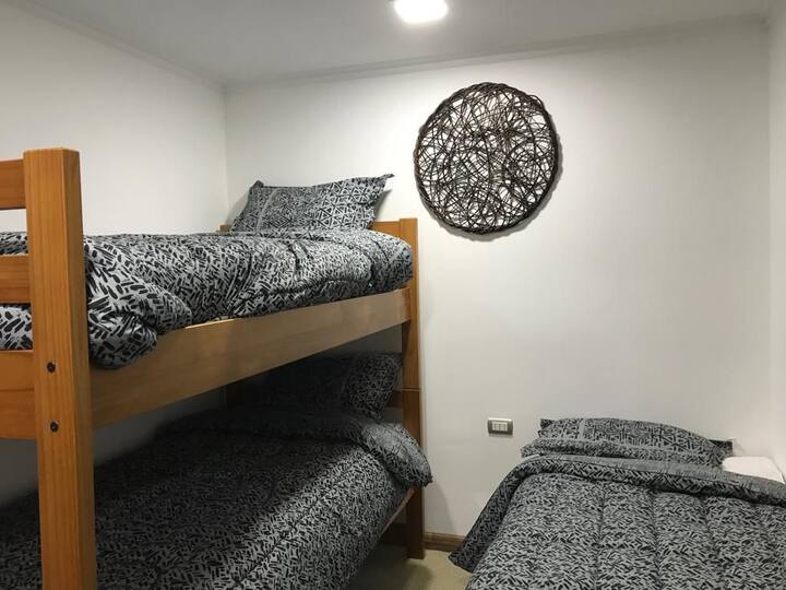 2号室：
シングルベッドと2段ベッドが備えられており、3名様が快適にご利用いただけます。