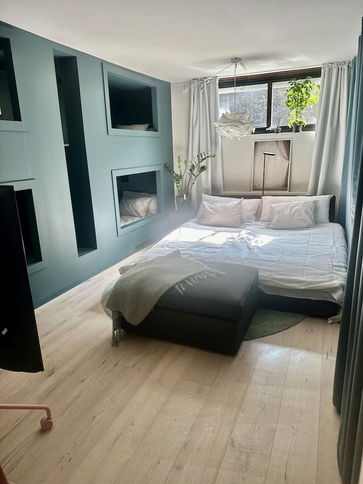 เตียงสองชั้นแบบติดตั้ง 4 หลัง ขนาด 90x200 ซม. และเตียงคู่ (เตียงโซฟา) ขนาด 180x200 ซม.