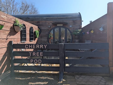 Cherry Tree Pod with hot tub & now 'DOG' friendly