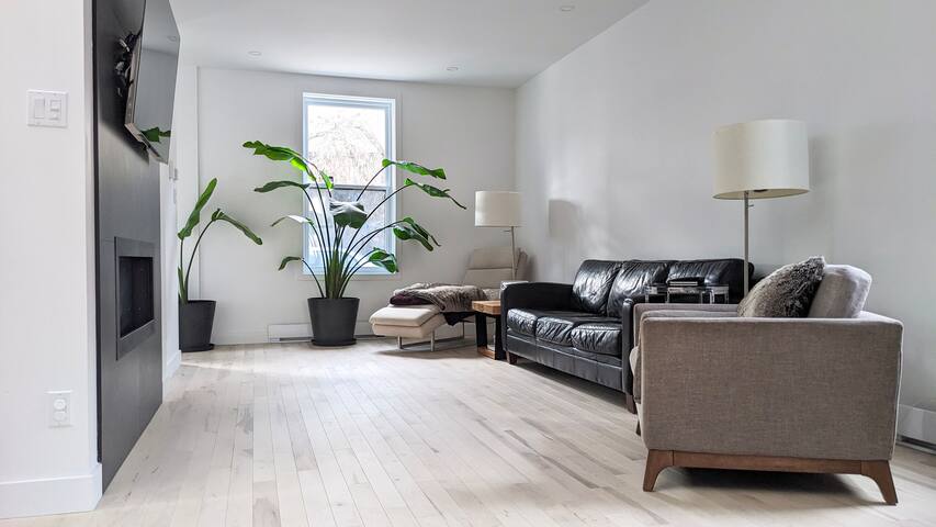 Maison moderne. Quartier Plateau Mont Royal gallery image 2