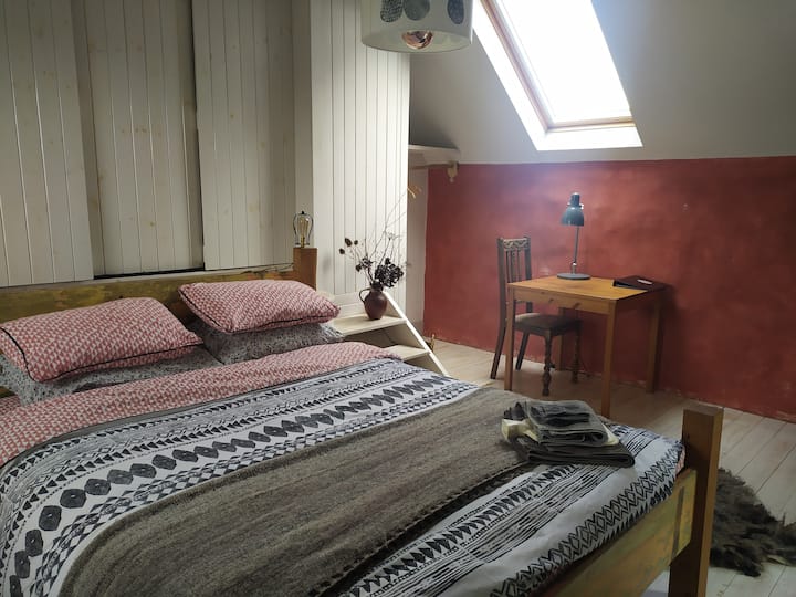 Doppelzimmer mit  Blick auf die Isle of Mull, Loch Linnhe und den Garten. Einzigartige Jalousie und Lampenschirm von Mogwaii Design. Leicht und luftig mit einem Schreibtisch und Platz für ein Reisekinderbett.