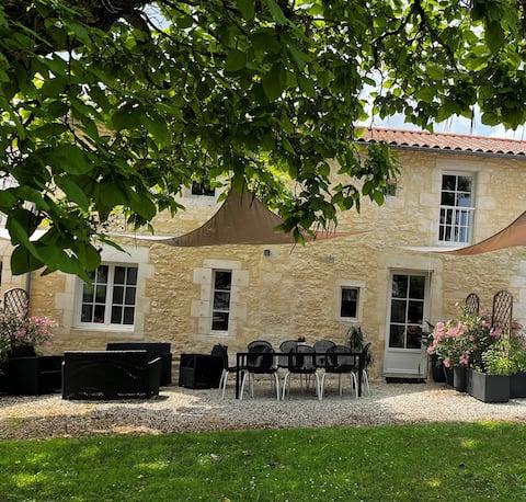 Castel Silence: Air-conditioned -Park Secured -Pool