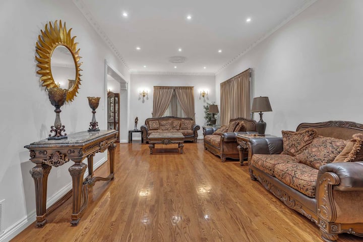Casa Athena — Luxury Toronto Mansion With Gym - Toronto