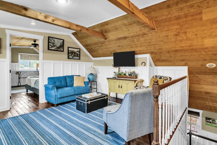 تحتوي مساحة المعيشة في الطابق العلوي على تلفزيون ومنطقة جلوس بالإضافة إلى سرير نهاري (انظر الصور التالية).  يقع بين غرفتي نوم إضافيتين.