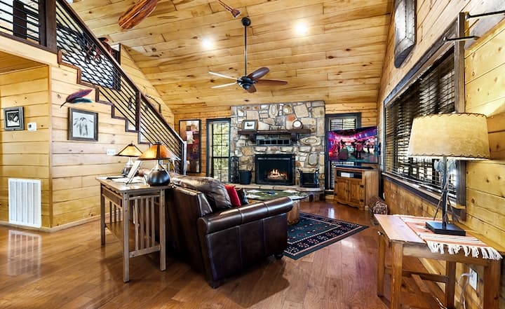 Creekside Cabin + Hot Tub Near Choctaw Landing - Hochatown, OK