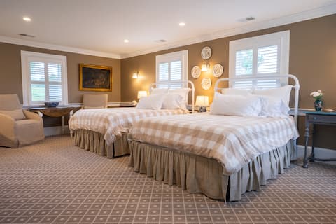 Farmhouse Elegance: Historic Inn Suite 204