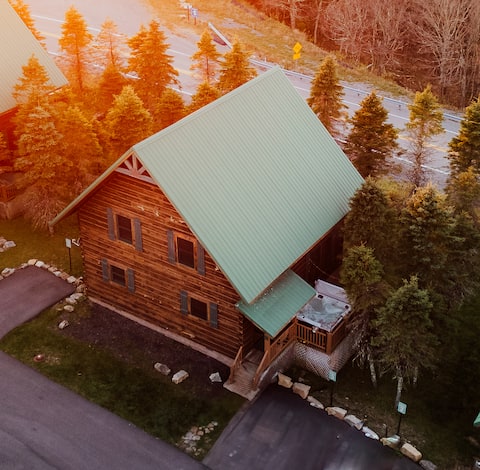 Cozy Cabin Retreat w/ Private Hot Tub NEAR SLOPES