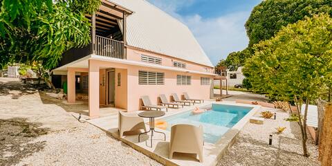 The Pink Chalet - 4Bed w Pool Tranquil Getaway
