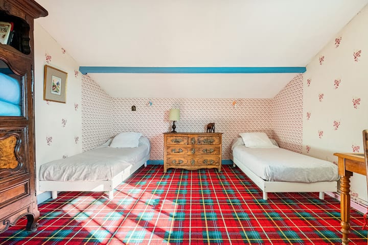 Estas dos camas de 90 x 190 se pueden juntar para formar una cama king size de 180 x 190.