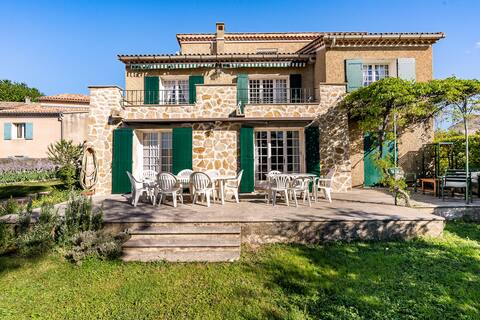 Vast family house +pool + bike rgt +parking