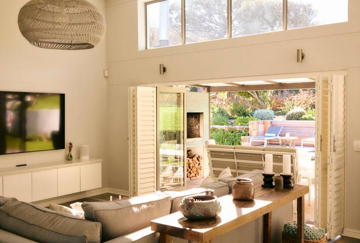 Boutique Vineyard Nestled Beneath The Mountains gallery image 2