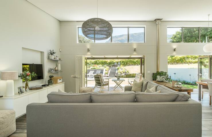 Boutique Vineyard Nestled Beneath The Mountains gallery image 5