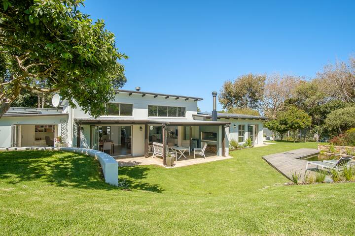 Boutique Vineyard Nestled Beneath The Mountains gallery image 3