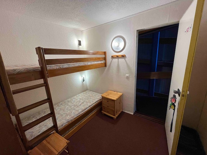 الزاوية الجبلية مع سريرين بطابقين وستارة تعتيم على مستوى الممر.
يرجى ملاحظة أن السرير العلوي غير مناسب للأطفال دون سن 6 سنوات، وسيتعين عليهم استخدام السرير القابل للسحب الموجود تحت السرير الأول.