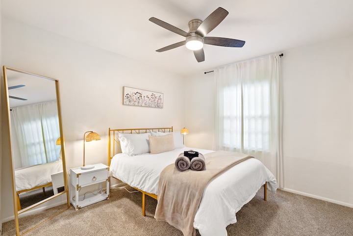 Პლუშის მატრასი კომფორტული თეთრეულით 2 სტუმარს სძინავს. Პორტატული კონდიციონერი კარადაში. 