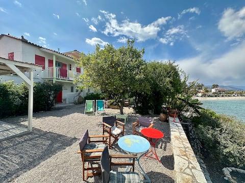 KIVERI 1876 - traditional seafront cottage