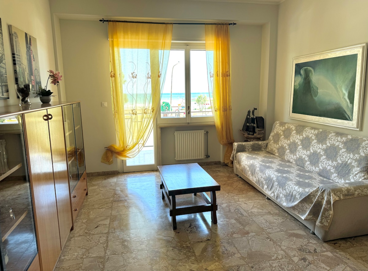 Top performing Airbnb: Three-room Seafront Apartment 3A and Umbrella in Silvi