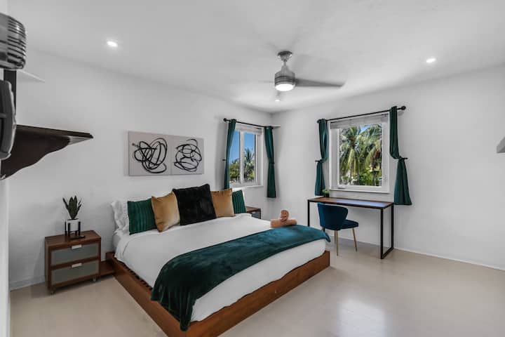 绿色卧室位于二楼，配备加大双人床、办公桌、智能电视、储物柜和遮光窗帘，提供舒适的私人空间，供您休息、放松或完成工作。