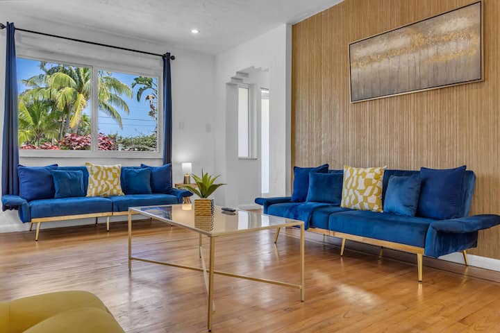 别墅宽敞的客厅配备两张沙发床和充足的座位，您可以在这里放松身心。 50英寸智能电视是娱乐和团体聚会的完美场所。