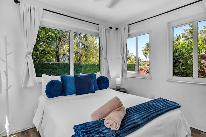 蓝色客房位于一楼，享有宁静的泳池景观，配备舒适的标准双人床、可供娱乐的智能电视和遮光窗帘，让您享受舒适的住宿体验。