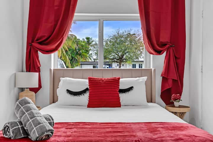 红色卧室1位于一楼，配备舒适的标准双人床、专用办公桌和遮光窗帘，确保隐私和安睡。 适合商务和休闲旅行者的实用放松空间