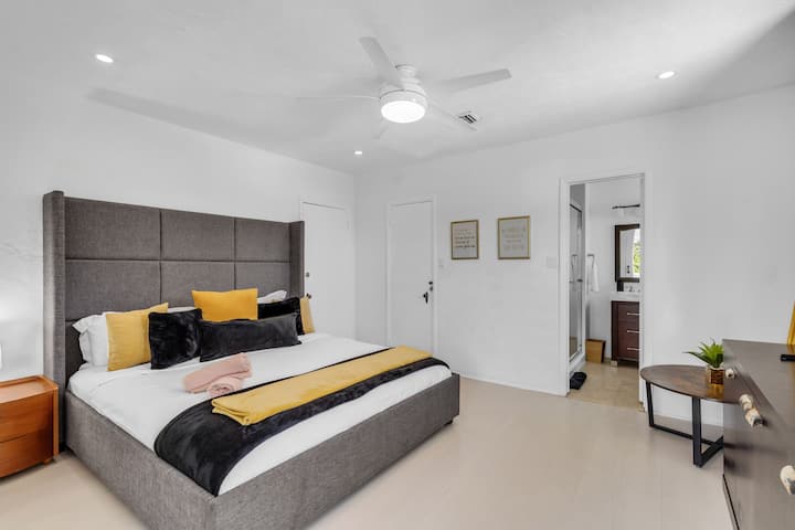 黄金卧室位于二楼，是主套房，配备豪华加大双人床、可供娱乐的智能电视和独立全功能卫生间，为您带来更多舒适。 遮光窗帘确保夜间安睡，不受打扰。