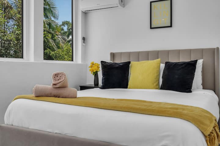 黄色卧室位于二楼，配有舒适的标准双人床，可欣赏迷人的水景。 沙发床可以提供额外的睡眠或休息空间，遮光窗帘可以确保安静私密的住宿体验。

