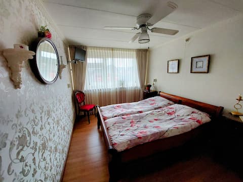 Cozy B&B with breakfast, free parking!