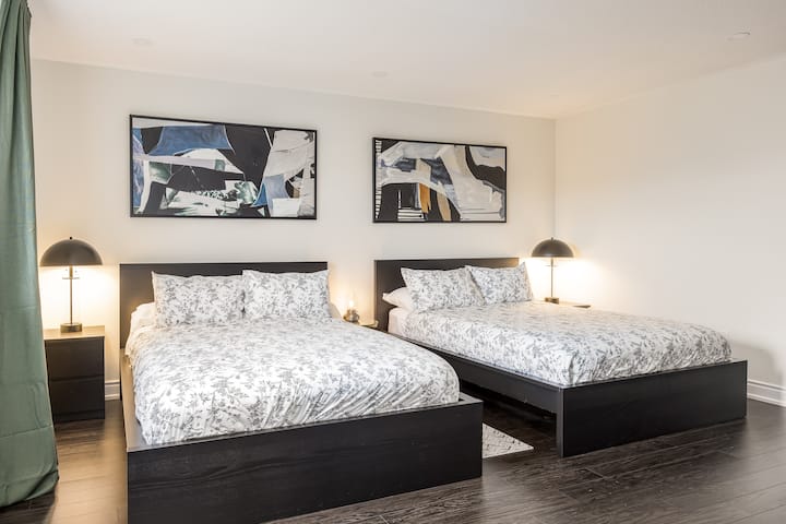 Spálňa: priestranný oddychový priestor s dvoma manželskými posteľami, elegantným dekorom a dokonalým osvetlením na relaxáciu!