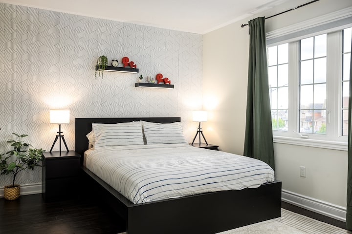 Spálňa: Svetlé a štýlové útočisko s elegantnou výzdobou a pokojným výhľadom! Ideálne miesto na relaxáciu!