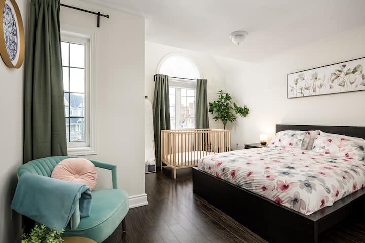 Svetlý rodinný oddych: moderná izba s očarujúcou výzdobou, detskou postieľkou a krásnym prirodzeným svetlom!